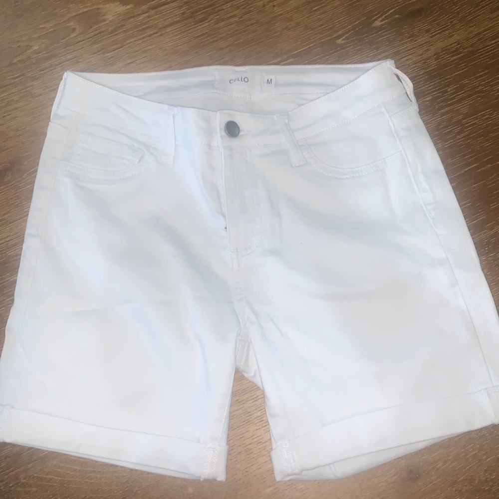 NWOT White women’s shorts size medium